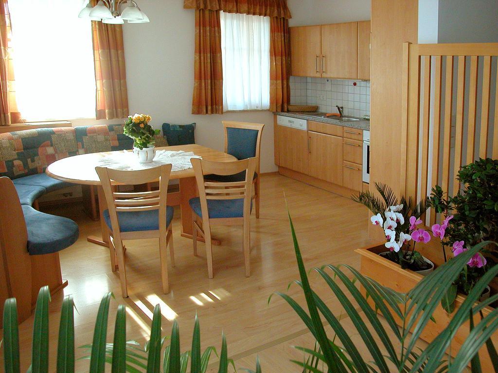 Pension Hiesel-Villa Untersbergblick Anthering Room photo