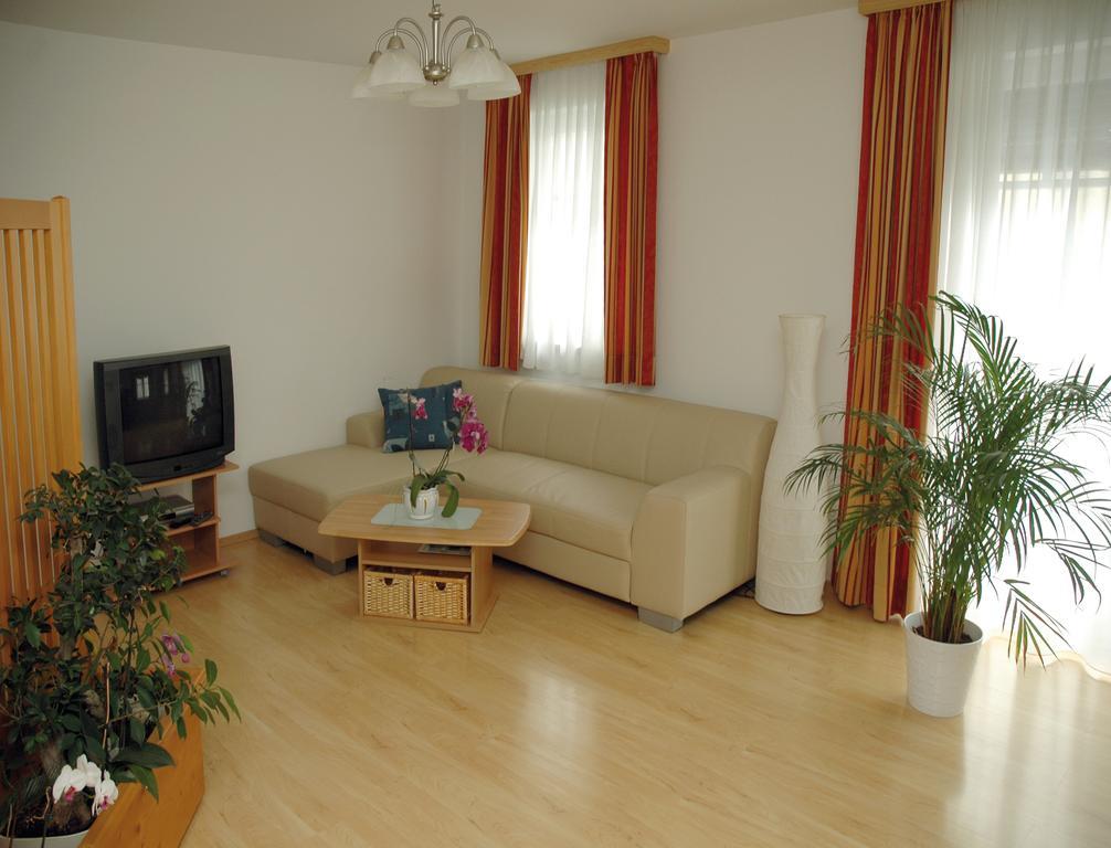 Pension Hiesel-Villa Untersbergblick Anthering Room photo